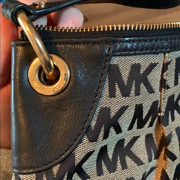 !!SOLD!!!! 100% Authentic Michael Kors crossbody - Picture 2 of 5